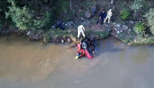 Carro foi retirado pelo Corpo de Bombeiros