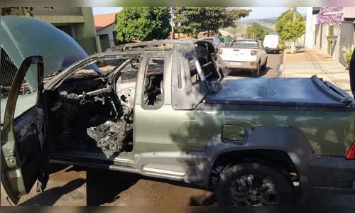 Carro pega fogo em garagem de casa em Califórnia