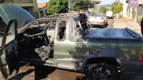 Carro teve boa parte da sua parte interna queimada pelo fogo