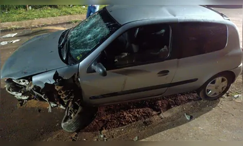 Três pessoas ficam feridas após veículo bater contra muro de casa