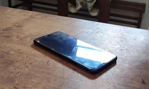 Homem pede prato de comida e depois furta celular de quem o ajudou