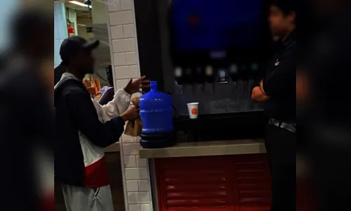 Jovem tenta encher galão de 20L com refil de refrigerante em fast food