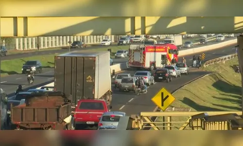 Acidente entre carro e moto paralisa PR-445 em Londrina