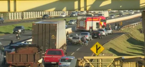 Colisão deixou pista interditada nesta terça-feira (01)