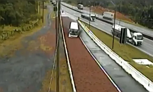 Ônibus com 29 passageiros perde freios e usa área de escape na BR-376