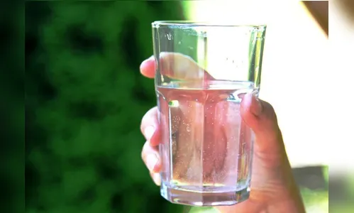 Mulher pede água, invade residência e rouba moradora de Arapongas