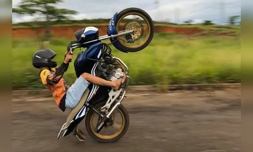 Jovem empina moto em frente a PM e tenta fugir, mas acaba caindo