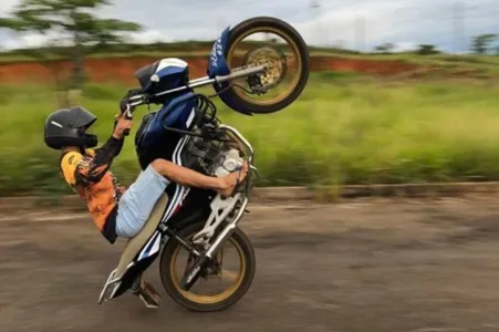 Ele empinou a moto em frente a viatura, tentou fugir e acabou se dando mal