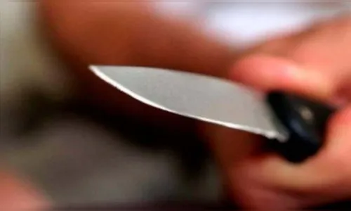 Homem armado com faca invade apartamento e assusta moradora