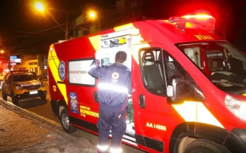 Equipes do Corpo de Bombeiros (Siate), da Polícia Militar (PM) e do Samu estiveram atendendo o caso.