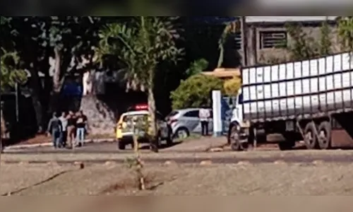 Acidente entre ônibus escolar e carro deixa dois feridos em Ivaiporã