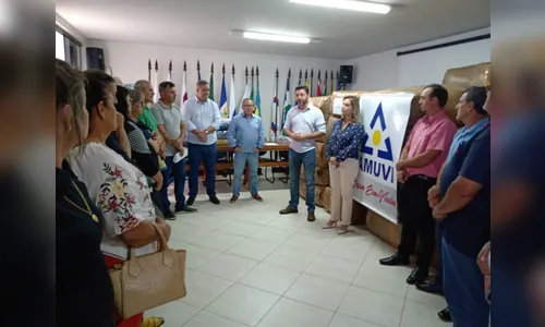 Amuvi entrega cobertores para os asilos de cidades da região