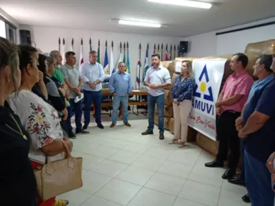 Evento de entrega de cobertores na sede da Amuvi em Apucarana