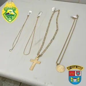 Foram recuperadas quatro correntes, uma delas com crucifixo e outra com medalha