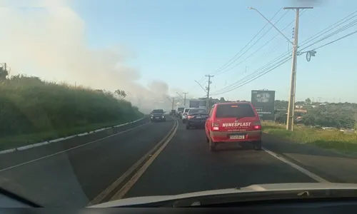 Incêndio: carros passam em meio a fumaça na BR-369 em Apucarana; veja