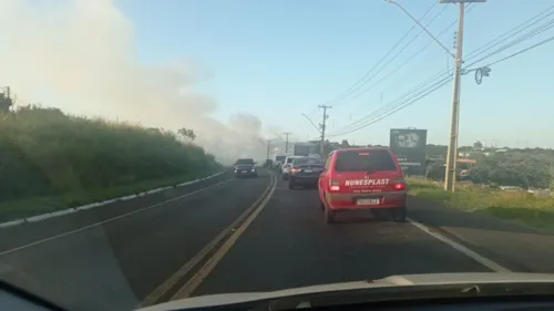 Fumaça tomou conta de trecho da Avenida Brasil