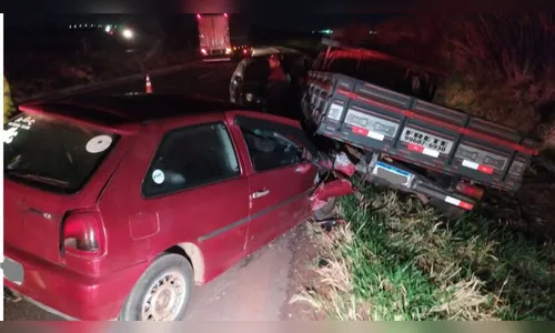 Motorista bate em veículos parados no acostamento e 3 ficam feridos