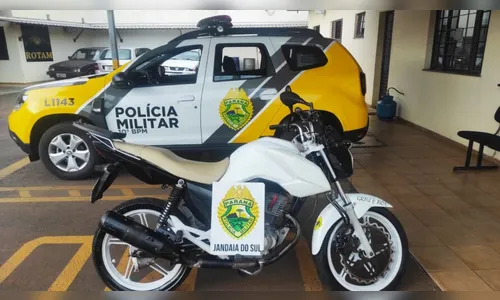 Jovem fura sinal e série de irregularidades faz moto ser apreendida