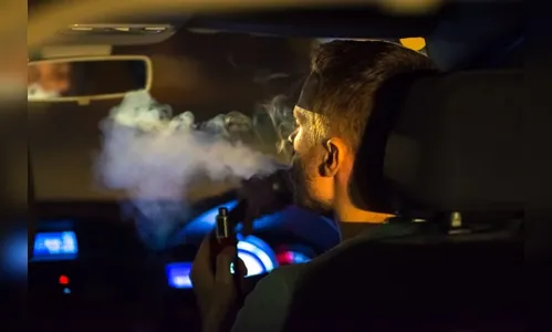 Cigarro eletrônico é 22 vezes mais tóxico dentro do carro; saiba mais