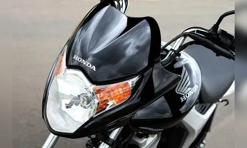 Motociclistas ultrapassam viatura da PM e duas motos são apreendidas