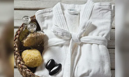 Casa é invadida e bandido leva roupão de banho de adolescente