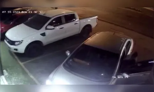 Câmeras flagram disparos contra mulher que estava com criança em carro