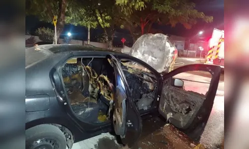 Carro de motorista de aplicativo pega fogo e fica destruído