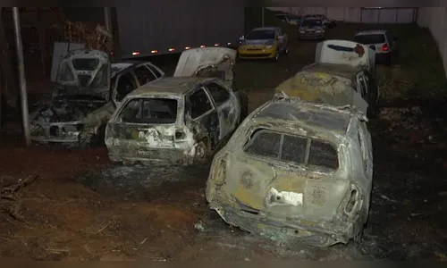 Quatro viaturas da Polícia Militar pegam fogo em Maringá