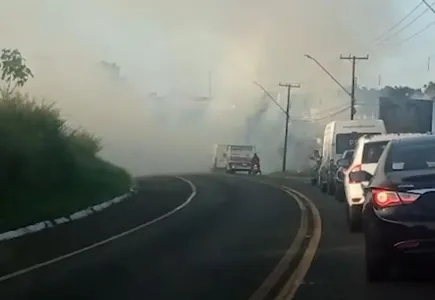 Incêndios às margens de rodovias podem provocar graves acidentes de trânsito, alertam os bombeiros