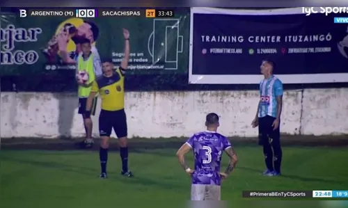 Jogador de futebol faz xixi em campo durante partida e é expulso; veja