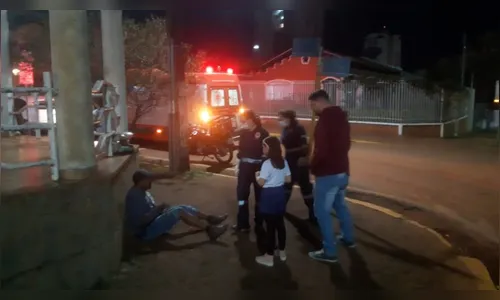 Motociclista derrapa em barro e fica ferido no centro de Apucarana
