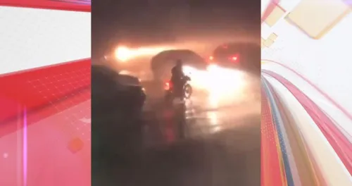 Motociclista tenta 'lutar' contra vendaval e quase é derrubado; vídeo