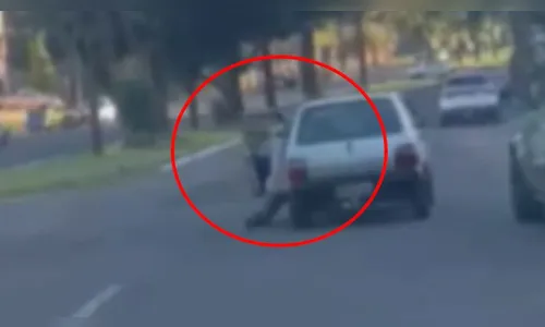 Motorista escorrega do banco e é arrastado por carro no PR; assista