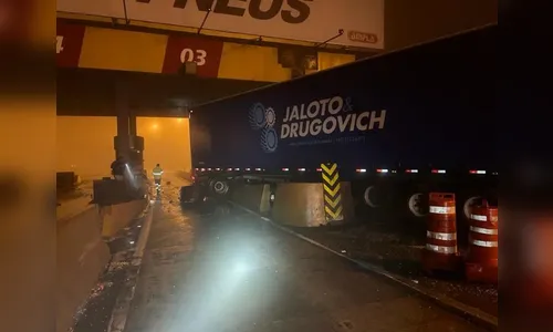 Caminhão bate em praça de pedágio desativada no Paraná