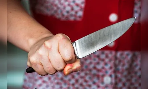 Mulher em surto ameaça matar a sogra e colocar fogo na casa