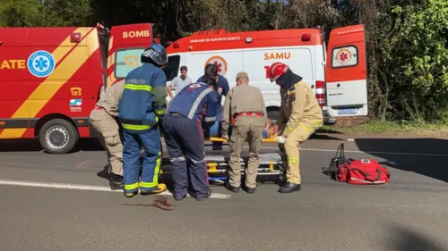 Mulher foi socorrida pelos bombeiros e Samu