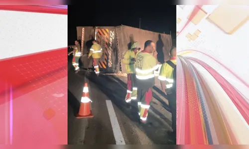 Carreta tomba no Contorno Sul e complica o trânsito na BR-376