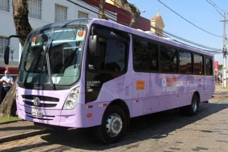 O “Ônibus Lilás” é adaptado e equipado com espaços para atender mulheres