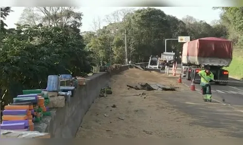 Acidente com 'carga surpresa': carreta com maconha tomba na BR-277