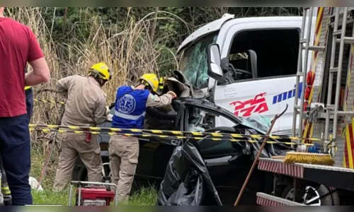 Pai e filho morrem ao colidirem frontalmente contra caminhão na PR-495