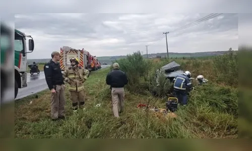 Motorista morre após invadir contramão e bater em caminhão na BR-376