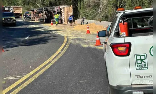Carreta que transportava soja tomba na BR-277 e é saqueada