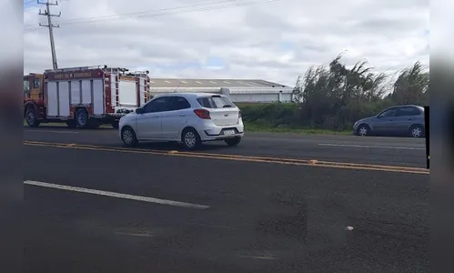 Peça se solta de caminhão, atinge carro e fere motorista na PR-444