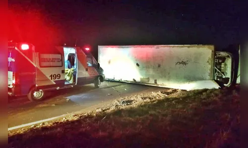 Caminhão de Califórnia tomba na BR-376 e motorista fica ferido; veja
