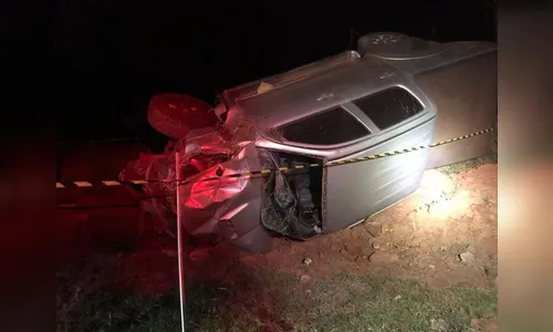 Motorista morre após caminhonete capotar e cair em barranco na PR-323