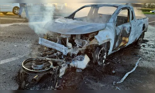 Carro e moto pegam fogo após colisão em trevo de Arapongas; veja vídeo