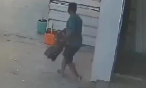 Homem furta caixas de som e é roubado logo na sequência; veja o vídeo