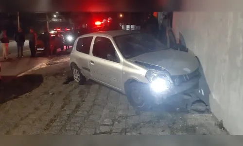 Motorista invade contramão, bate em 5 carros e só para ao atingir muro