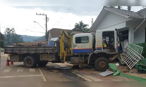 Caminhão sem freio atinge posto de saúde e deixa cinco feridos