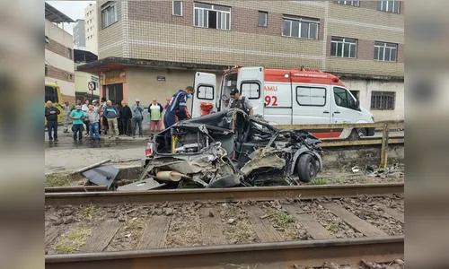 Carro fica destruído após batida com trem e motorista sai quase ileso